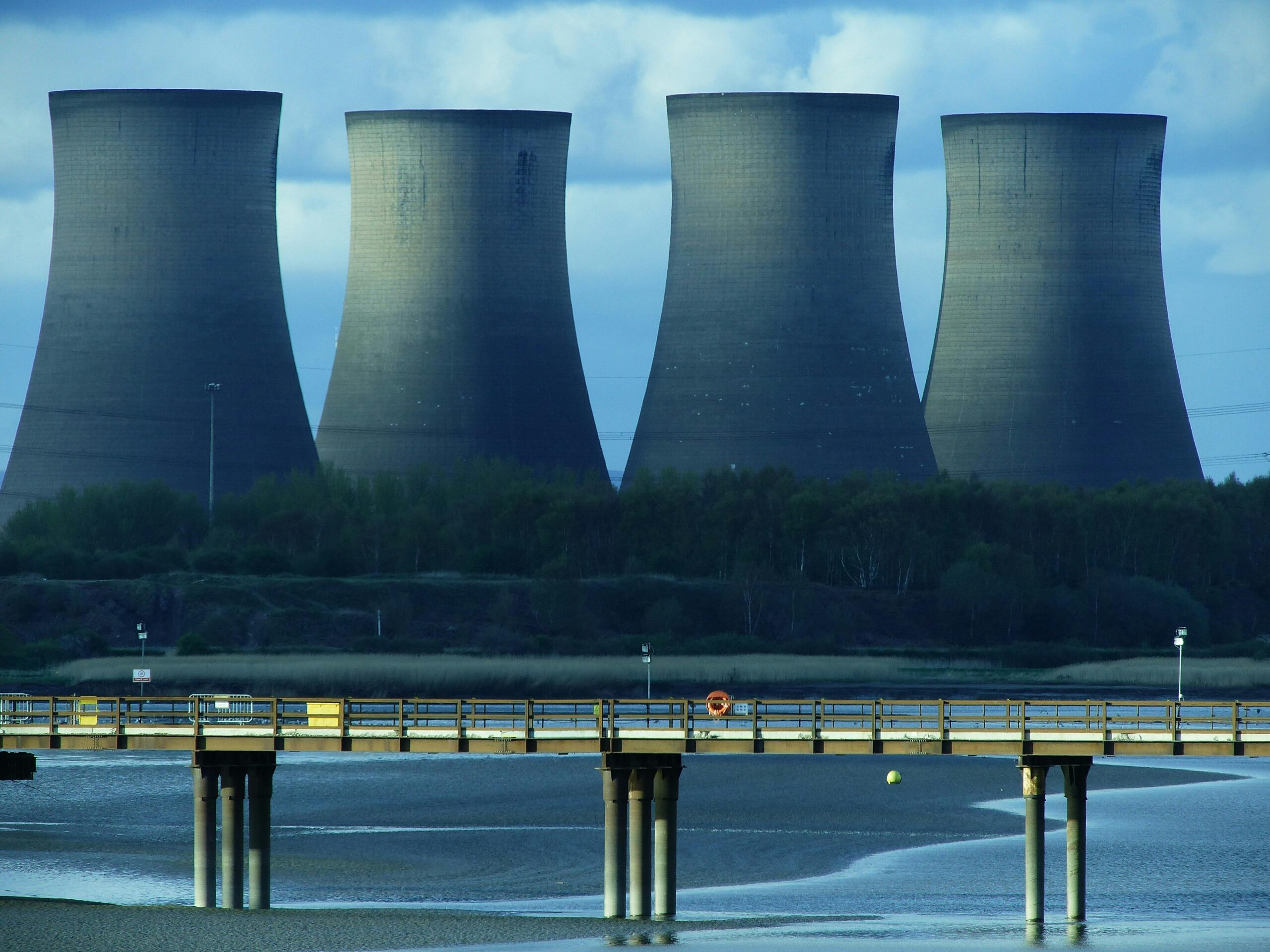 gruvbolag För nästan 70 år sedan, i Shippingport, Pennsylvania, började världens första kärnkraftverk producera elektricitet. Detta kraftverk hade en relativt liten effekt och kunde producera bara 60 megawatt kraft. Det är förvärrat av moderna kärnkraftverk, som Bruce Nuclear Generating Station i Kanada, med förmågan att producera 6550 megawatt. Men den lilla kärnkraften i Pennsylvania visade att uran kunde utnyttjas för att producera riklig och pålitlig elektricitet. Den så kallade atomåldern hade börjat.