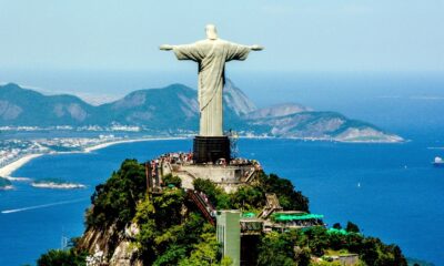 Brasiliens ekonomi är historiskt sett den största i Latinamerika och södra halvklotet i nominella termer. Det är en blandekonomi som utvecklar övre medelinkomst. År 2023, enligt Internationella valutafonden (IMF), har Brasilien den nionde största bruttonationalprodukten (BNP) i världen och har den åttonde största köpkraftspariteten i världen. Börshandlade fonder gör det enkelt att kunna investera i Brasilien.