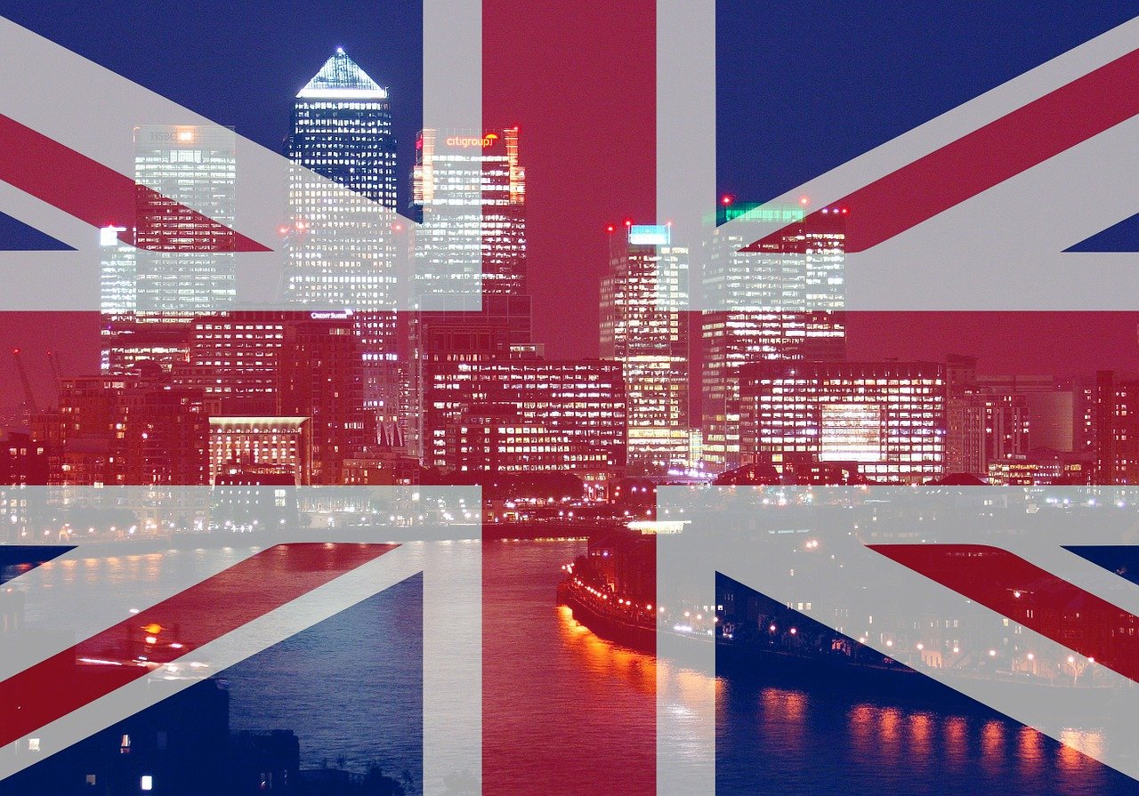 FTSE 100 är Storbritanniens största aktiemarknadsindex. Den spårar de 100 största brittiska företagen. FTSE 100-indexet väger sina beståndsdelar med fritt flytande marknadsvärde.