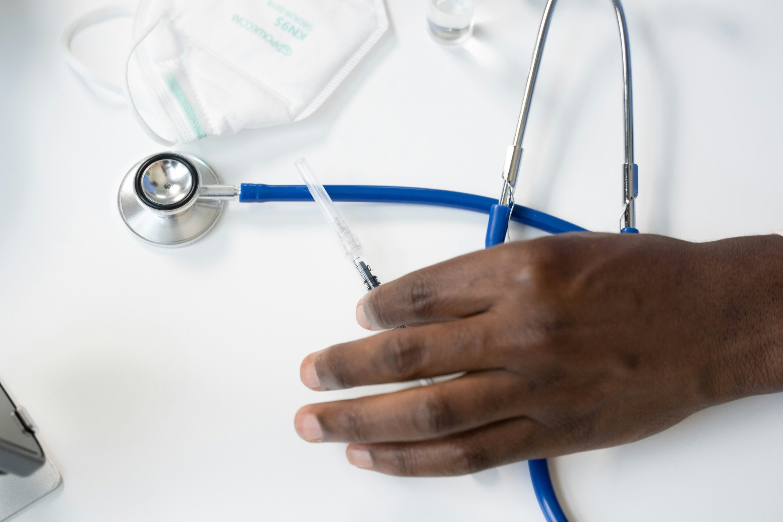 Med sektor ETFer investerar du i en specifik del av ekonomin, till exempel inom healthcaresektorn. Den mest använda standarden inom finansbranschen för att dela upp ekonomin i sektorer är Global Industry Classification Standard (GICS). De stora indexleverantörerna MSCI och S&P använder denna standard som består av 11 sektorer och 68 tilldelade branscher.