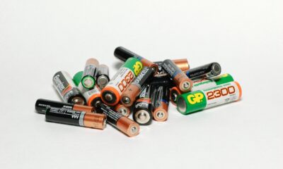 Högpresterande batterier är ett sätt att bättre och mer effektivt använda förnybar energi. Batterier och eldrifter hjälper också till att undvika föroreningar, till exempel i stadstrafik. Många elektroniska enheter, som mobiltelefoner och bärbara datorer, blev bara möjliga genom innovativa batterikoncept. Utvecklingen av kraftfulla batterier anses därför vara en förutsättning för många andra stora trender som elektrisk mobilitet och hållbar energiproduktion.