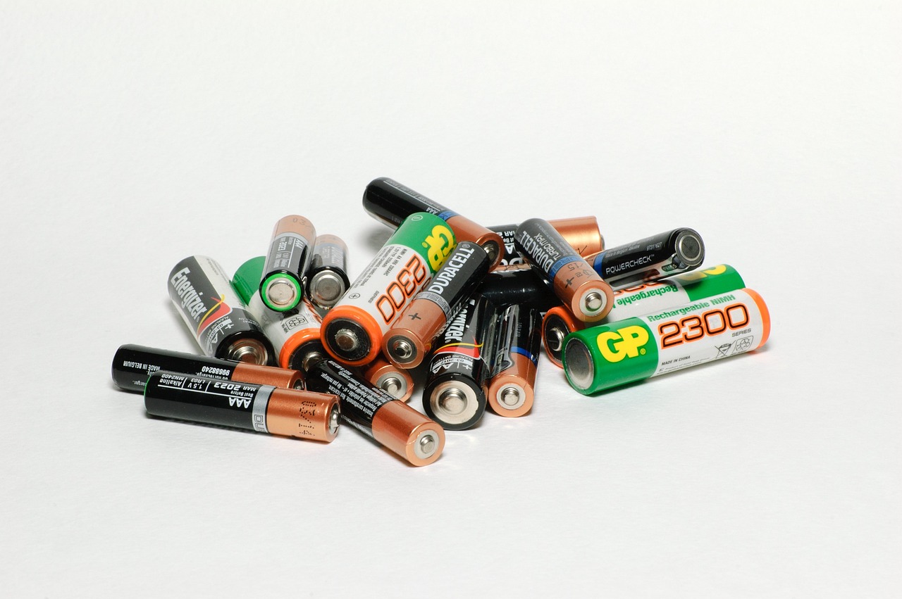 Högpresterande batterier är ett sätt att bättre och mer effektivt använda förnybar energi. Batterier och eldrifter hjälper också till att undvika föroreningar, till exempel i stadstrafik. Många elektroniska enheter, som mobiltelefoner och bärbara datorer, blev bara möjliga genom innovativa batterikoncept. Utvecklingen av kraftfulla batterier anses därför vara en förutsättning för många andra stora trender som elektrisk mobilitet och hållbar energiproduktion.