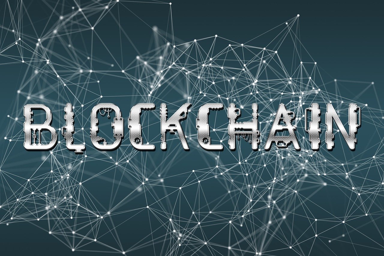 En blockkedja är en typ av datalagring där block av krypterad data baseras på varandra. Således är en oupptäckt manipulation av data inte längre möjlig vilket är en orsak till att investera i blockchain. Decentraliserad datalagring eliminerar behovet av central administration, vilket idag krävs för exempelvis värdepapper. Blockkedjeprincipen kan tillämpas på många branscher, processer och fall. Det är grunden för kryptovalutor som Bitcoin. Den kan också användas för kontrakt, för certifiering av äganderätter, inom logistik och för många andra ändamål.