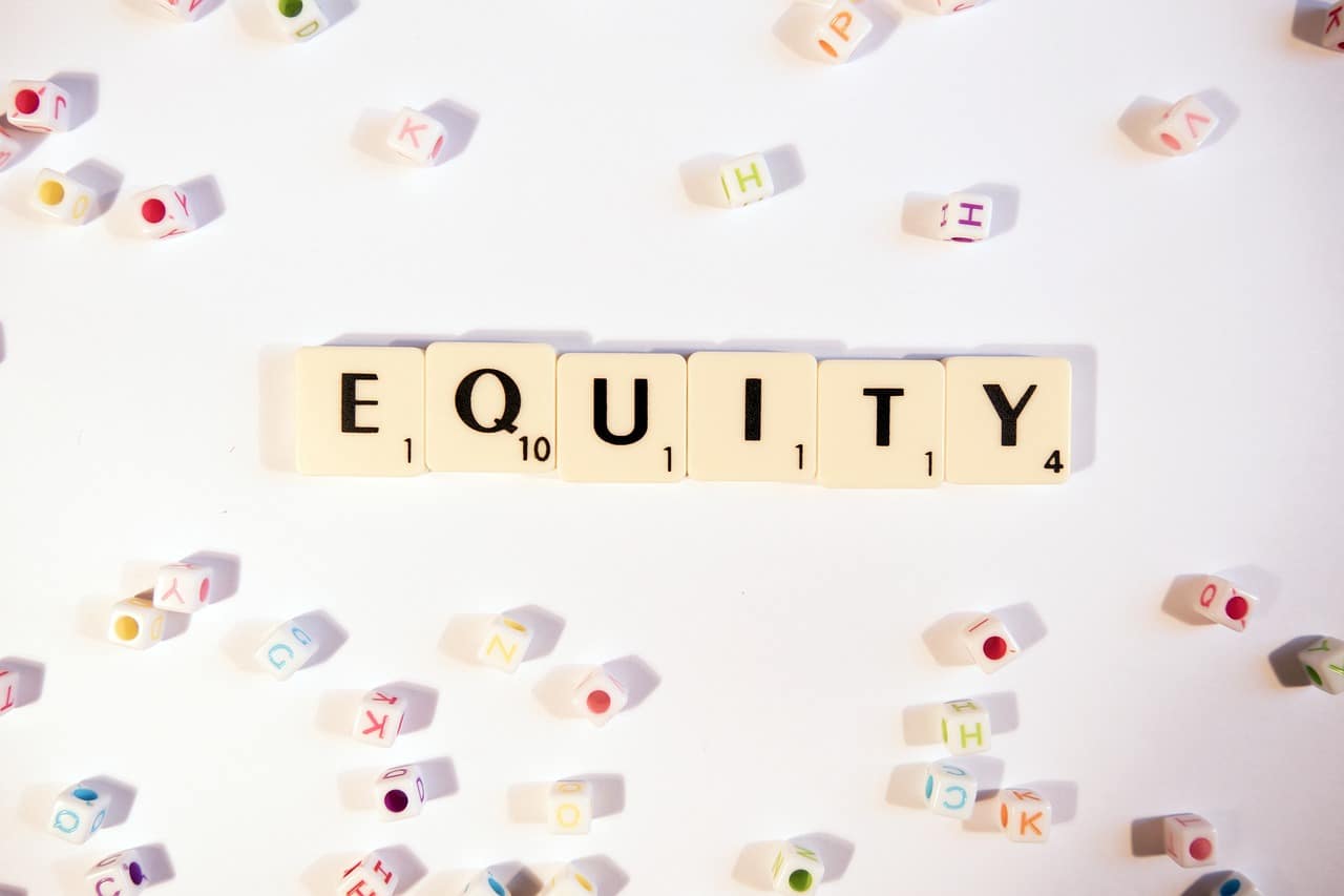 Private equity-bolag investerar i bolag som inte är börsnoterade. Sådana stora och illikvida innehav är inte direkt investerbara för ETF-investerare. Vissa stora private equity-bolag är dock själva börsbolag och skaffar kapital på aktiemarknaden. Aktiekursutvecklingen för sådana private equity-bolag beror till stor del på utvecklingen av deras investeringsportföljer, det vill säga aktieinnehaven samt resultatet av investeringar och exit.