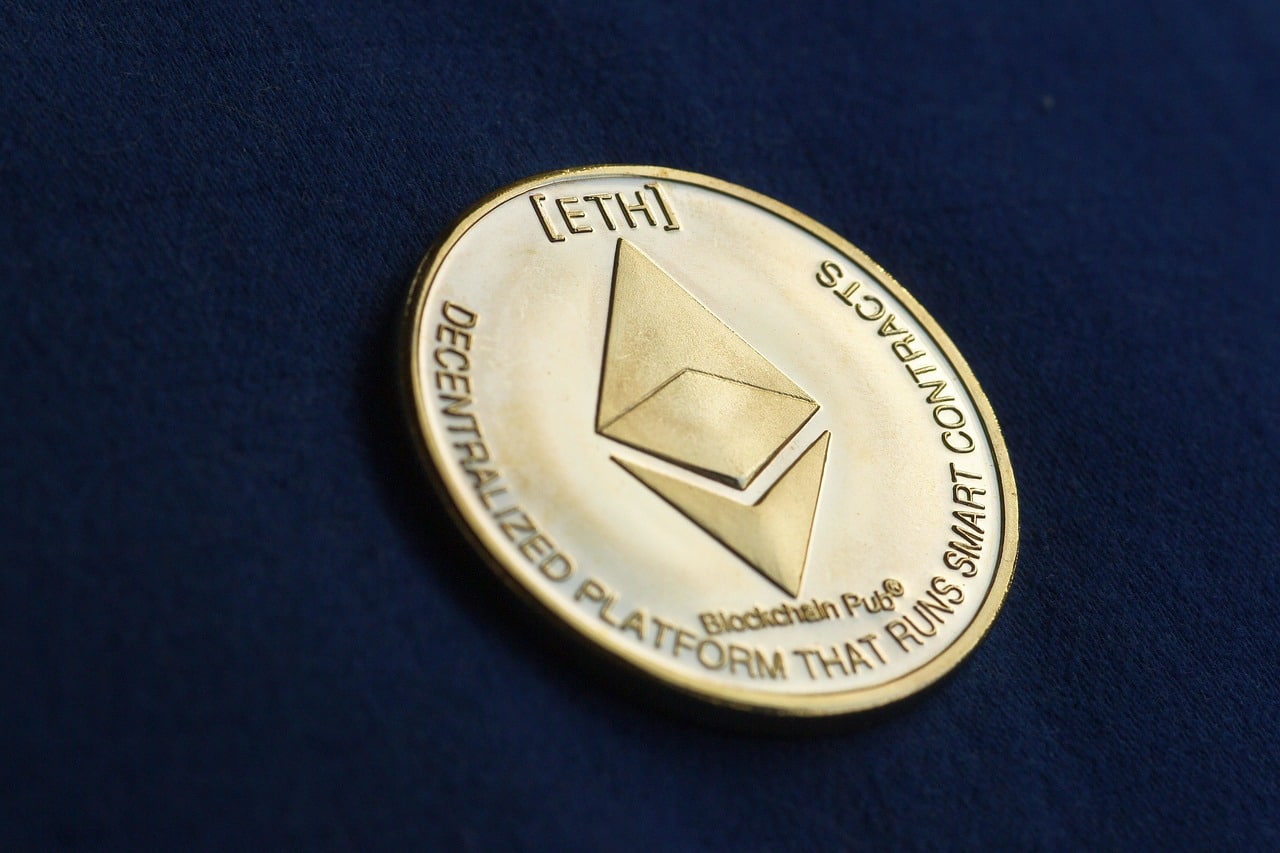 VanEck Ethereum ETN (VETH ETN) med ISIN DE000A3GPSP7, spårar värdet på kryptovalutan Ethereum. Den börshandlade produktens TER (total cost ratio) uppgår till 1,00 % p.a. ETN replikerar resultatet av det underliggande indexet med en skuldförbindelse med säkerheter som backas upp av fysiska innehav av kryptovalutan.