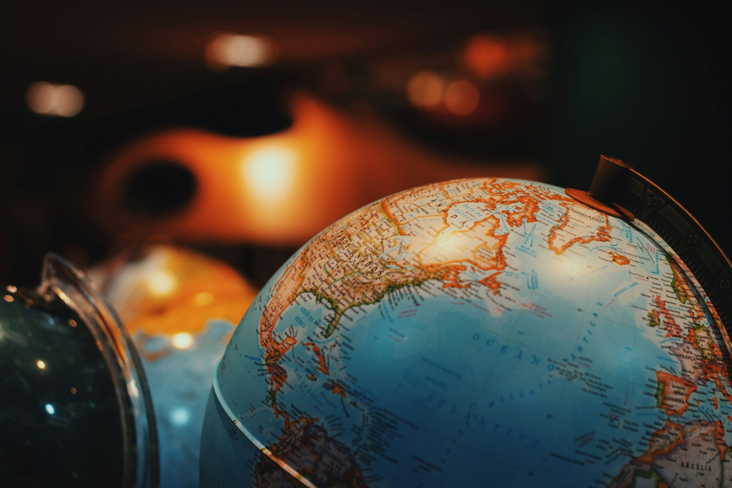 HSBC MSCI World UCITS ETF USD (Acc) (H4ZY ETF) med ISIN IE000UQND7H4 försöker följa MSCI World-indexet. MSCI World-indexet spårar aktier från 23 utvecklade länder över hela världen.
