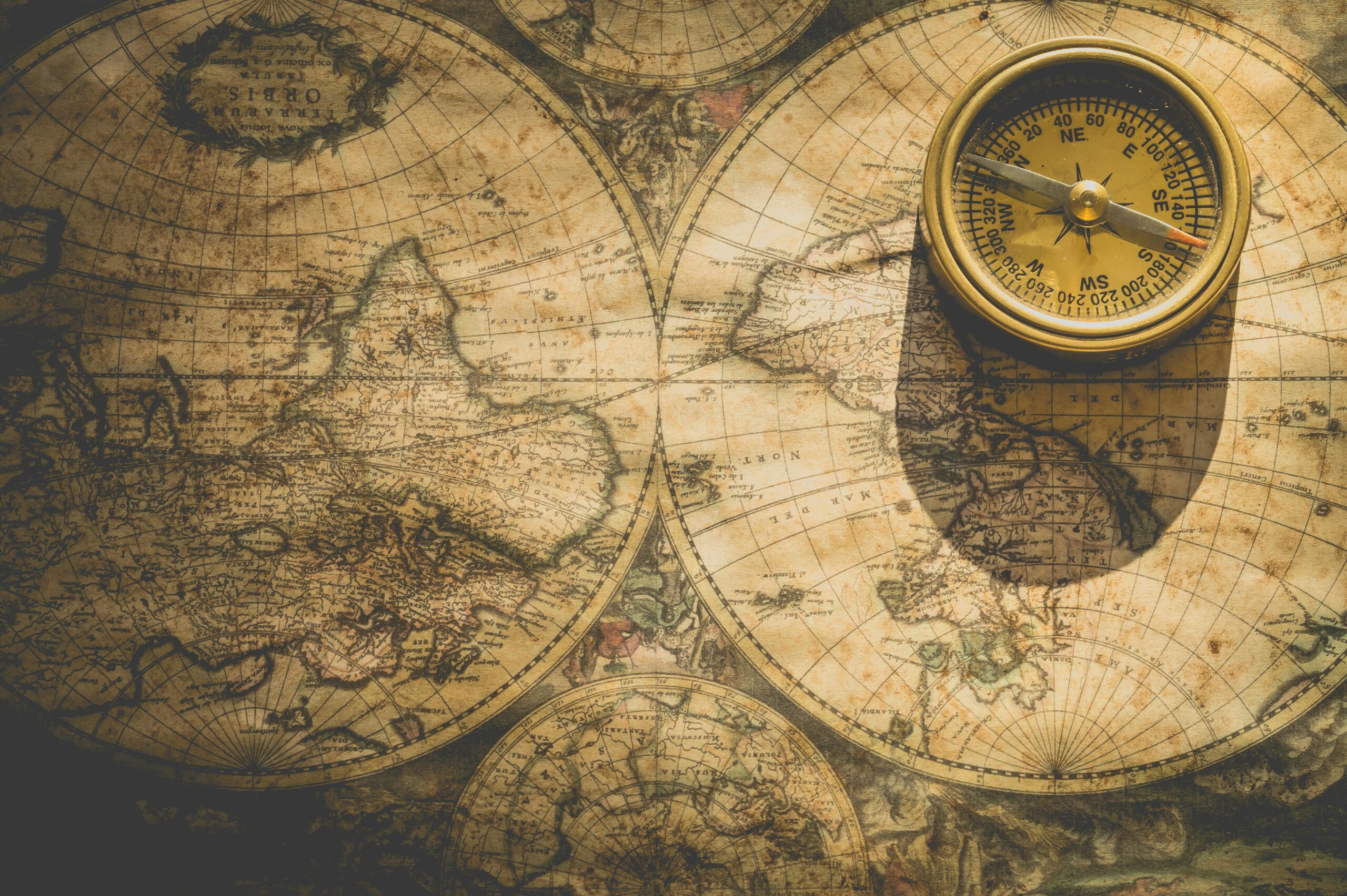 Amundi MSCI World UCITS ETF EUR (C) (AMEW ETF) med ISIN LU1681043599, försöker följa MSCI World-indexet. MSCI World-indexet spårar aktier från 23 utvecklade länder över hela världen.