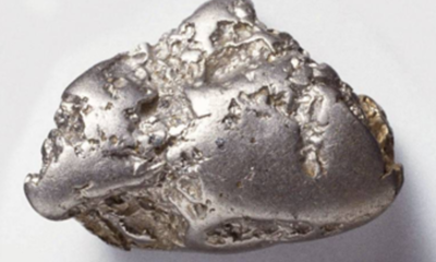 Invesco Physical Platinum (8PSA ETC) med ISIN IE00B40QP990, spårar spotpriset på platina i USD. Den börshandlade produktens TER (total cost ratio) uppgår till 0,19 % p.a. Invesco Physical Platinum är den billigaste ETC som följer Platinum-indexet. Denna ETC replikerar resultatet av det underliggande indexet med en skuldförbindelse med säkerheter som backas upp av fysiska innehav av ädelmetallen.