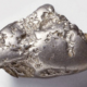 Invesco Physical Platinum (8PSA ETC) med ISIN IE00B40QP990, spårar spotpriset på platina i USD. Den börshandlade produktens TER (total cost ratio) uppgår till 0,19 % p.a. Invesco Physical Platinum är den billigaste ETC som följer Platinum-indexet. Denna ETC replikerar resultatet av det underliggande indexet med en skuldförbindelse med säkerheter som backas upp av fysiska innehav av ädelmetallen.