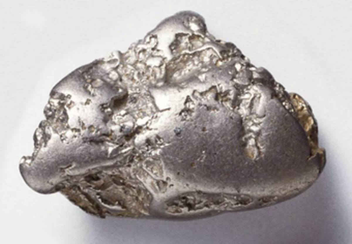 Invesco Physical Platinum (8PSA ETC) med ISIN IE00B40QP990, spårar spotpriset på platina i USD. Den börshandlade produktens TER (total cost ratio) uppgår till 0,19 % p.a. Invesco Physical Platinum är den billigaste ETC som följer Platinum-indexet. Denna ETC replikerar resultatet av det underliggande indexet med en skuldförbindelse med säkerheter som backas upp av fysiska innehav av ädelmetallen.
