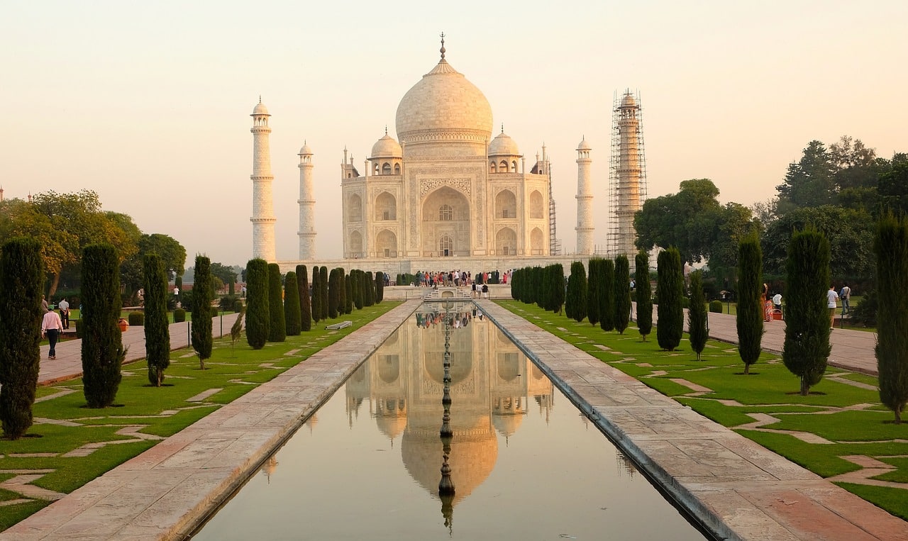 iShares India INR Government Bond UCITS ETF USD (Dist) (CEB5 ETF) med ISIN IE0004L9EID2, försöker följa Bloomberg Indian Government FAR Bond-index. Bloomberg Indian Government FAR Bond-index följer indiska statsobligationer med fast ränta.