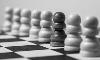 Amundi MSCI USA ESG Leaders Extra UCITS ETF Acc EUR Hedged (MWOU ETF) med ISIN IE0004TFW0R5, strävar efter att spåra MSCI USA Select ESG Rating och Trend Leaders (EUR Hedged) index. MSCI USA Select ESG Rating & Trend Leaders (EUR Hedged)-index spårar företag med en robust ESG-profil i förhållande till sin sektor och en positiv trend att förbättra denna profil. Indexet är baserat på MSCI USA Index, som täcker stora och medelstora aktier i USA. Företag från ESG-känsliga sektorer eller deras produkter eller aktiviteter som kan ha en negativ inverkan på samhället eller miljön är uteslutna. Valutasäkrad till euro (EUR).