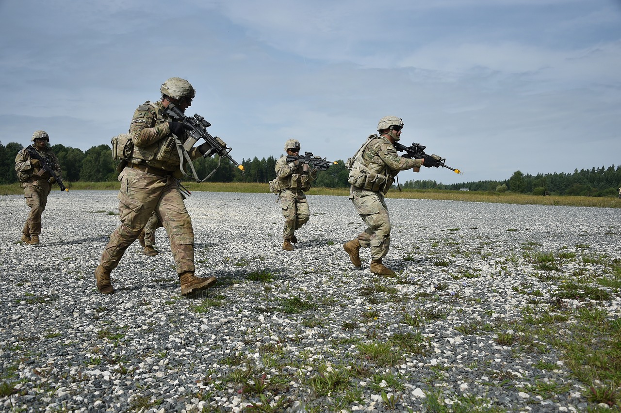 Invesco Defence Innovation UCITS ETF Acc (IVDF ETF) med ISIN IE000BRM9046, försöker spåra S&P Kensho Global Future Defense-index. S&P Kensho Global Future Defense-index spårar resultatet för företag världen över som är engagerade i militär- eller försvarsindustrin.