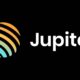 Valour Jupiter (JUP) SEK (VALOUR JUP SEK) med ISIN CH1108679395, är en börshandlad produkt (ETP) som spårar JUP, token som används på Jupiter-plattformen. Jupiter är ett verktyg på Solana blockchain som hjälper användare att få de bästa priserna när de byter tokens genom att ansluta till många decentraliserade börser (DEX). JUP-tokenen låter användare rösta om beslut om hur plattformen drivs och förbättras. Genom att kombinera likviditet från olika källor och erbjuda användarvänliga verktyg gör Jupiter decentraliserad handel på Solana enklare och effektivare.