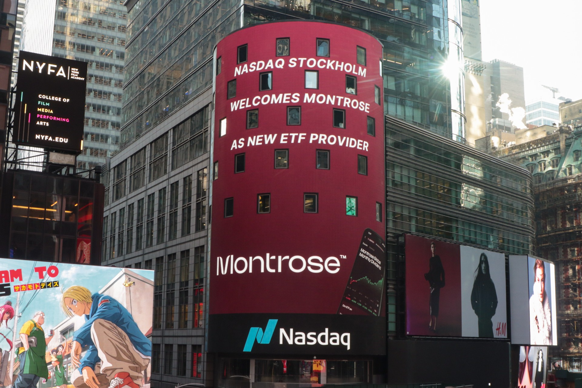 Sveriges första månadsutdelande ETF Montrose Global Monthly Dividend MSCI World UCITS ETF (MONTDIV ETF) med IE000DMPF2D5, kombinerar månatliga utdelningar, global diversifiering i världens största bolag och en systematisk optionsstrategi. ETFen går att handla även hos andra nätmäklare, men köps courtagefritt hos Montrose.