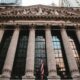 UBS ETF (IE) S&P 500 Equal Weight SF UCITS ETF (USD) A-acc (BCFK ETF), med ISIN IE0008GBXCA4, försöker följa S&P 500® Equal Weight-index. S&P 500® Equal Weight (EWI)-index följer stora amerikanska aktier med lika vikt och fast vikt på 0,20 %.