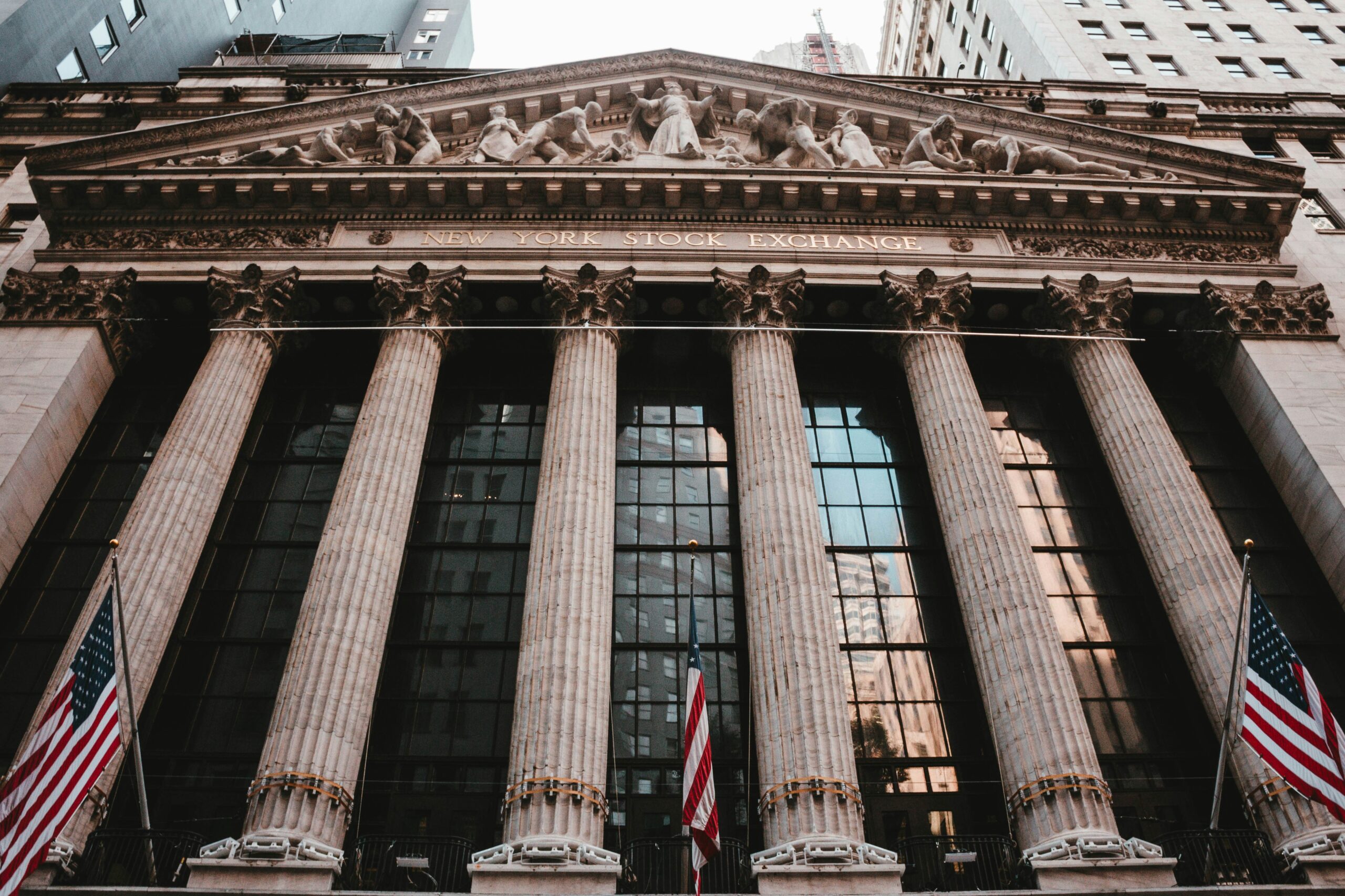 UBS ETF (IE) S&P 500 Equal Weight SF UCITS ETF (USD) A-acc (BCFK ETF), med ISIN IE0008GBXCA4, försöker följa S&P 500® Equal Weight-index. S&P 500® Equal Weight (EWI)-index följer stora amerikanska aktier med lika vikt och fast vikt på 0,20 %.