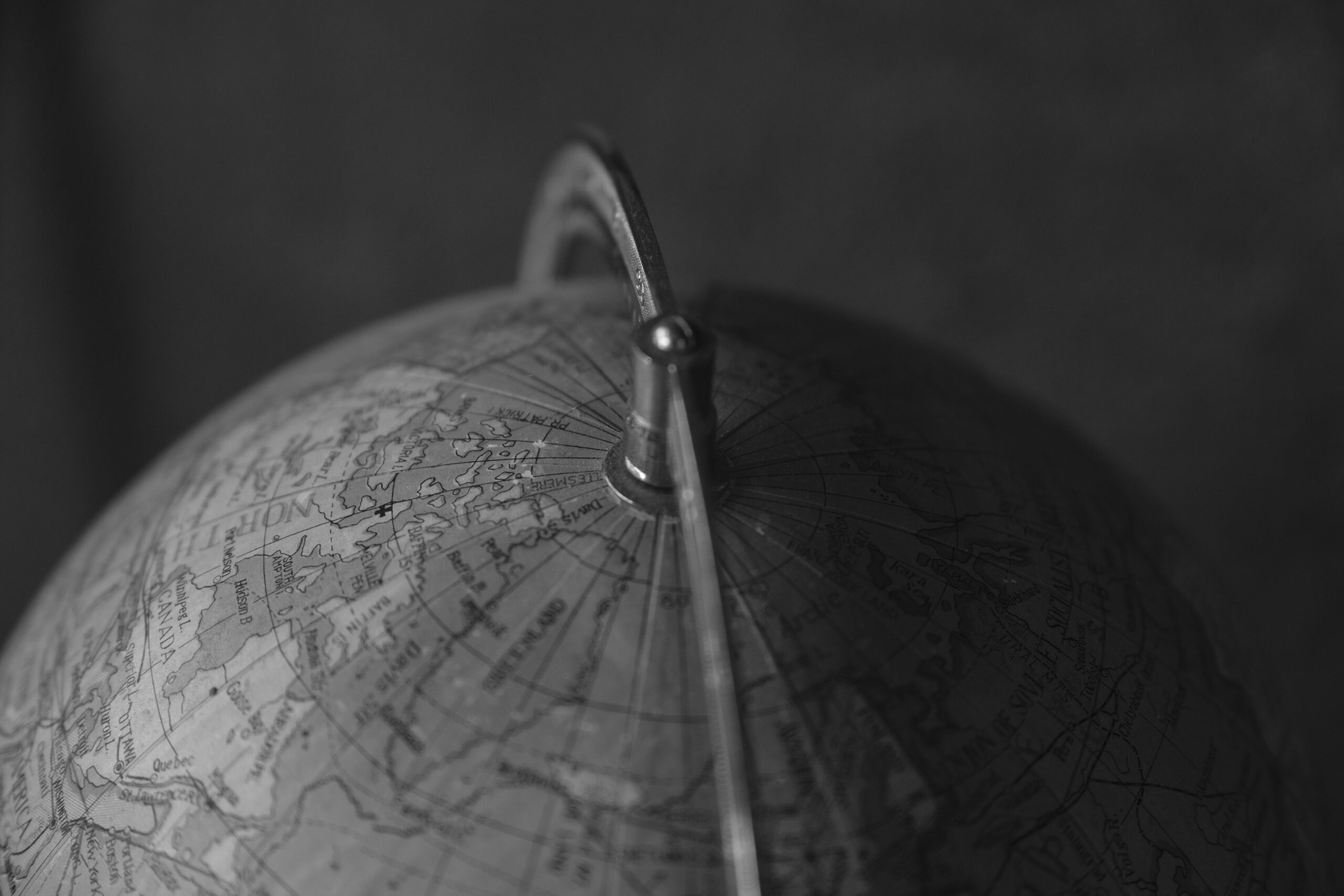 UBS MSCI World Selection UCITS ETF hEUR dis (BCFJ ETF) med ISIN IE000V6KDJC9, syftar till att följa MSCI World Selection (EUR Hedged) index. MSCI World Selection (EUR Hedged) index följer stora och medelstora företag från utvecklade marknader. För att beaktas för inkludering i indexet måste företag uppvisa starka miljömässiga, sociala och styrningsmässiga (ESG) resultat jämfört med sina konkurrenter. Företag som är verksamma inom alkohol, spel, vapen, tobak och kärnkraft är exkluderade från indexet. Valuta säkrad till euro (EUR).