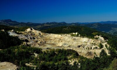 UBS Solactive US Listed Gold & Silver Miners UCITS ETF USD acc (BCFR ETF), med ISIN IE000EPIJ442, syftar till att följa Solactive Gold & Silver Miners US Listings Carbon Tilted-indexet. Solactive Gold & Silver Miners US Listings Carbon Tilted-indexet följer amerikanskt noterade företag som är verksamma inom prospektering, gruvdrift och/eller raffinering av guld och silver. Företag med relativt låga koldioxidutsläpp ges en högre viktning i indexet.
