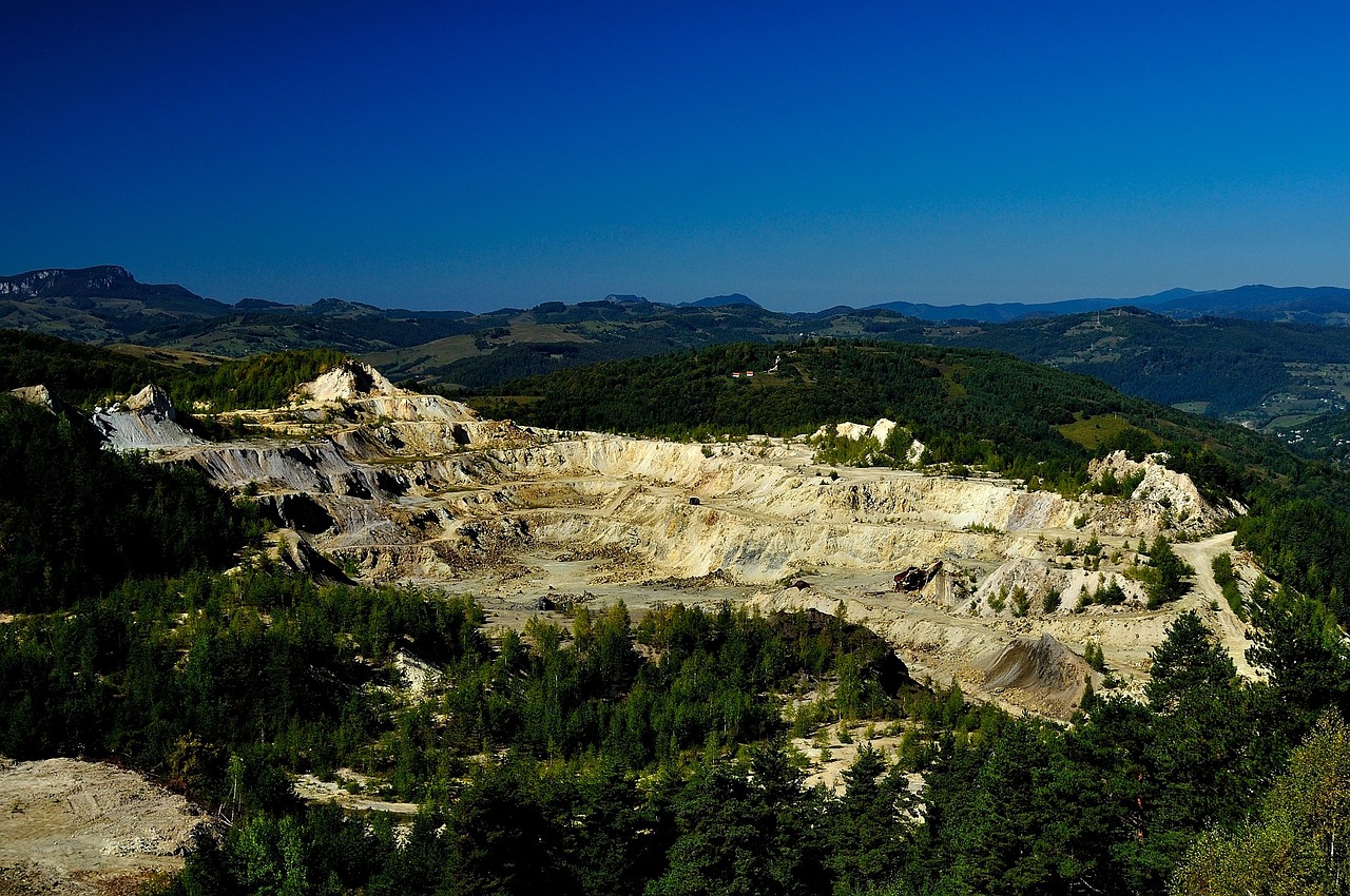 UBS Solactive US Listed Gold & Silver Miners UCITS ETF USD acc (BCFR ETF), med ISIN IE000EPIJ442, syftar till att följa Solactive Gold & Silver Miners US Listings Carbon Tilted-indexet. Solactive Gold & Silver Miners US Listings Carbon Tilted-indexet följer amerikanskt noterade företag som är verksamma inom prospektering, gruvdrift och/eller raffinering av guld och silver. Företag med relativt låga koldioxidutsläpp ges en högre viktning i indexet.