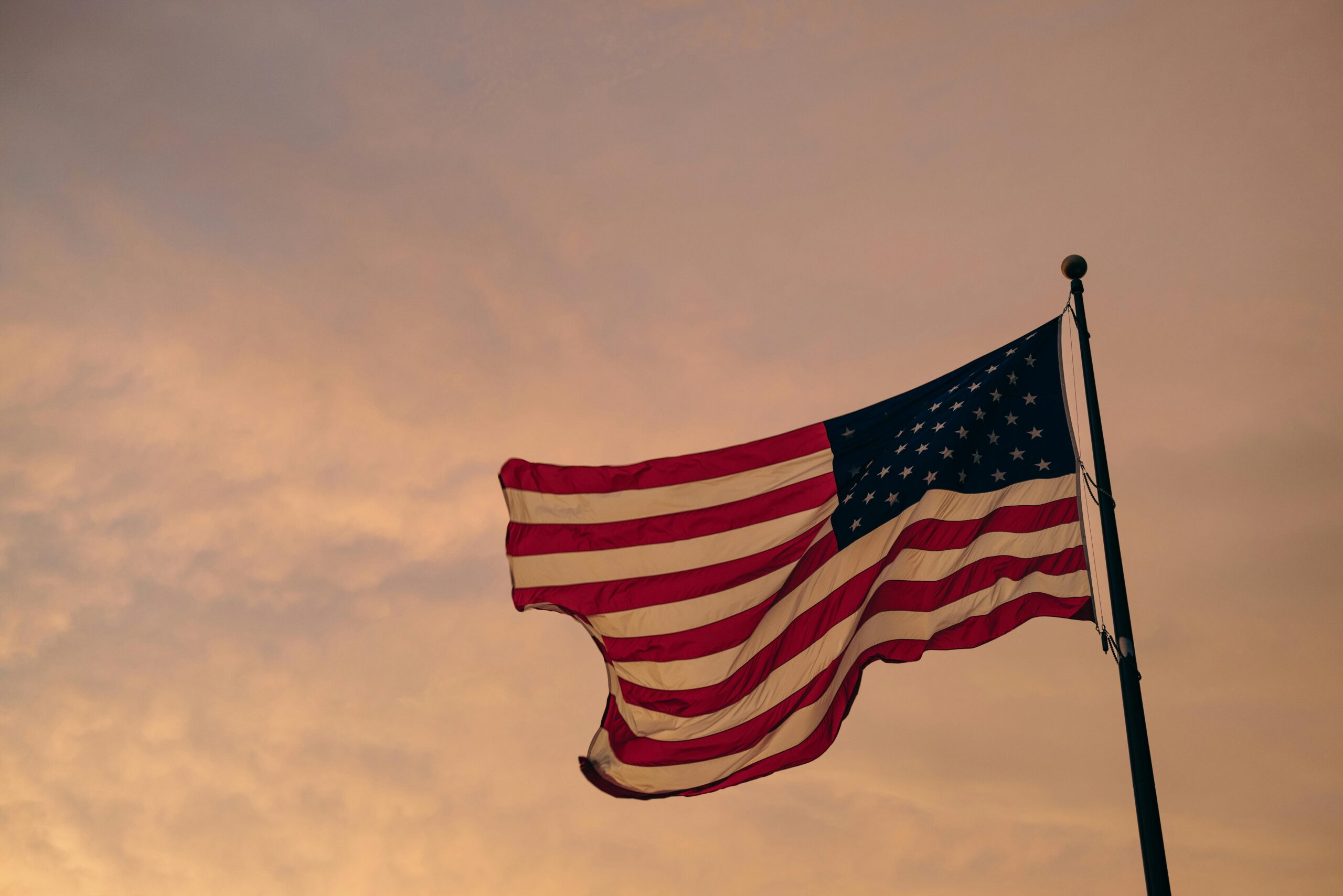 Robeco 3D US Equity UCITS ETF A EUR Hedged (3DUE ETF) med ISIN IE0008H4JHA2, är en aktivt förvaltad börshandlad fond som investerar i amerikanska aktier. En kvantitativ process används för att optimera aktieurvalet med avseende på de tre dimensionerna ("3D") avkastning, risk och hållbarhet. De aktier som ingår filtreras enligt ESG-kriterier (miljömässiga, sociala och bolagsstyrningsaspekter). Valutasäkrad mot euro (EUR).