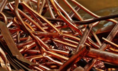 "Efter en kort lugn stund reagerar marknaderna återigen på Trumps handelsintriger. Den amerikanska presidenten har infört en 50-procentig tull på kopparimport, vilket har fått de amerikanska kopparpriserna att stiga till nya toppar. Samtidigt har koppar på London Metal Exchange fallit, vilket återspeglar farhågor om att höga amerikanska priser kommer att kväva efterfrågan.