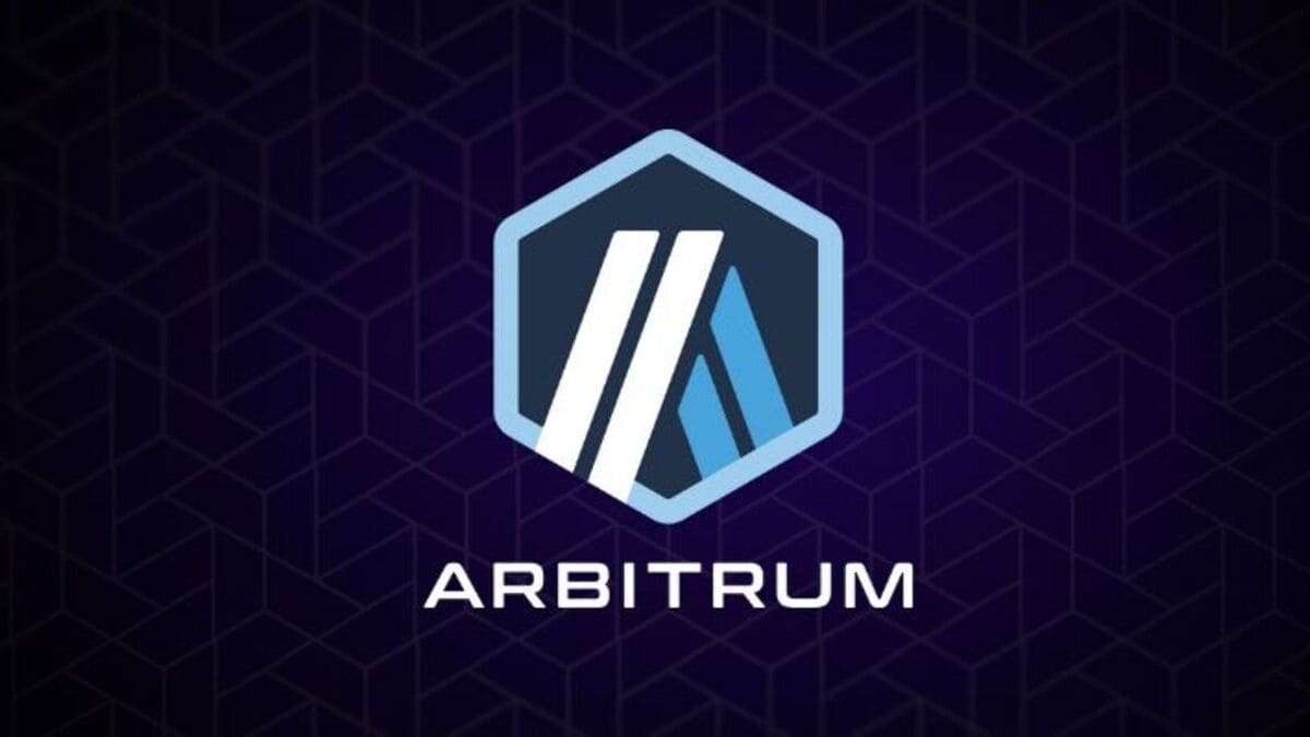 Valour Arbitrum (ARB) (VALOUR ARB SEK) med ISIN CH1108680054, är en börshandlad produkt som följer värdet på ARB, den token som används för styrning av Arbitrum-nätverket. Arbitrum är en Layer 2-lösning på Ethereum som använder Optimistic Rollups för att hantera transaktioner mer effektivt. Det möjliggör snabbare och billigare transaktioner, samtidigt som det är fullt kompatibelt med Ethereums smarta kontrakt. ARB används för att rösta om förslag som rör uppgraderingar och utvecklingen av ekosystemet. Nätverket används brett inom DeFi och syftar till att göra Ethereum-applikationer mer tillgängliga och skalbara.