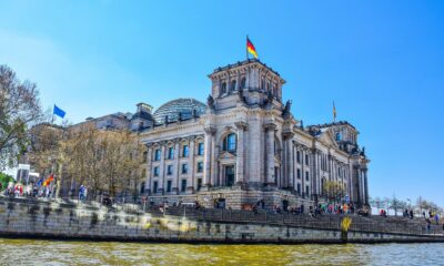 iShares Broad Global Government Bond UCITS ETF EUR Hedged (Acc) (CEMB ETF) med ISIN IE000XFP47S2, syftar till att följa Bloomberg Global Aggregate Treasuries (EUR Hedged) index. Bloomberg Global Aggregate Treasuries (EUR Hedged) index följer statsobligationer i lokal valuta utfärdade av utvecklade och tillväxtländer. Alla löptider ingår. Rating: Investment Grade. Valutasäkrad mot euro (EUR).