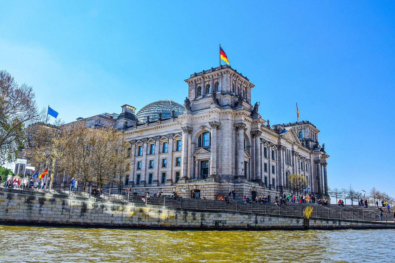 iShares Broad Global Government Bond UCITS ETF EUR Hedged (Acc) (CEMB ETF) med ISIN IE000XFP47S2, syftar till att följa Bloomberg Global Aggregate Treasuries (EUR Hedged) index. Bloomberg Global Aggregate Treasuries (EUR Hedged) index följer statsobligationer i lokal valuta utfärdade av utvecklade och tillväxtländer. Alla löptider ingår. Rating: Investment Grade. Valutasäkrad mot euro (EUR).