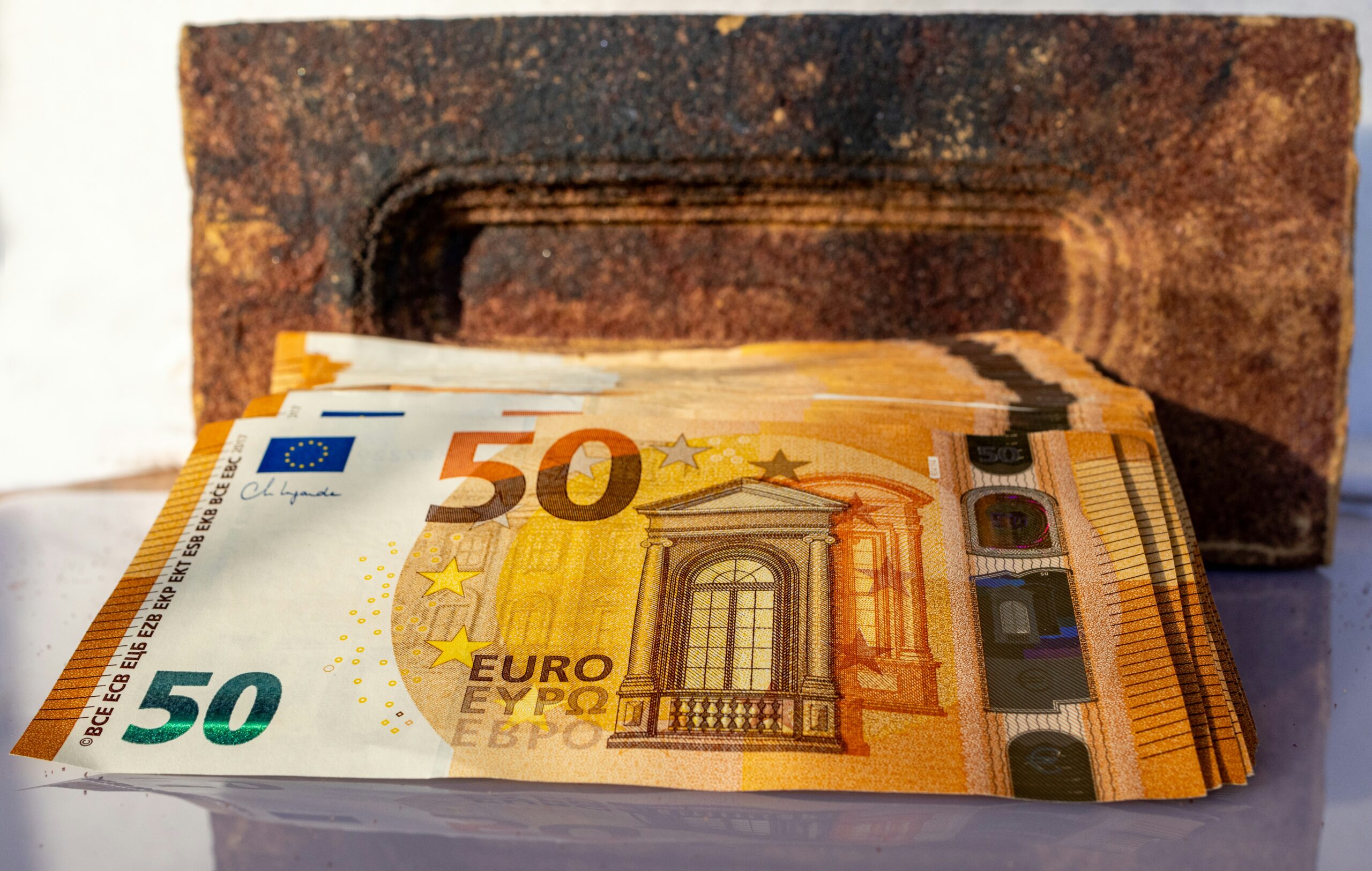 Eurodollarobligationer är obligationer denominerade i amerikanska dollar som emitteras av ett utländskt företag och innehas i en utländsk institution utanför både USA och emittentens hemland. Eurodollarobligationer är en viktig kapitalkälla för både multinationella företag och utländska regeringar. En eurodollarobligation är en dollardenominerad typ av euroobligation.