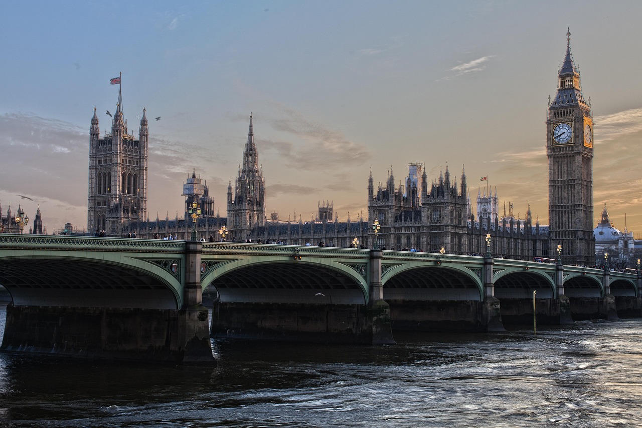 Financial Times Stock Exchange 100 Index, även kallat FTSE 100 Index, FTSE 100, FTSE, eller, informellt, "Footsie" /ˈfʊtsi/, är Storbritanniens mest kända aktiemarknadsindex över de 100 mest kapitaliserade blue chip-företagen som är noterade på Londonbörsen.