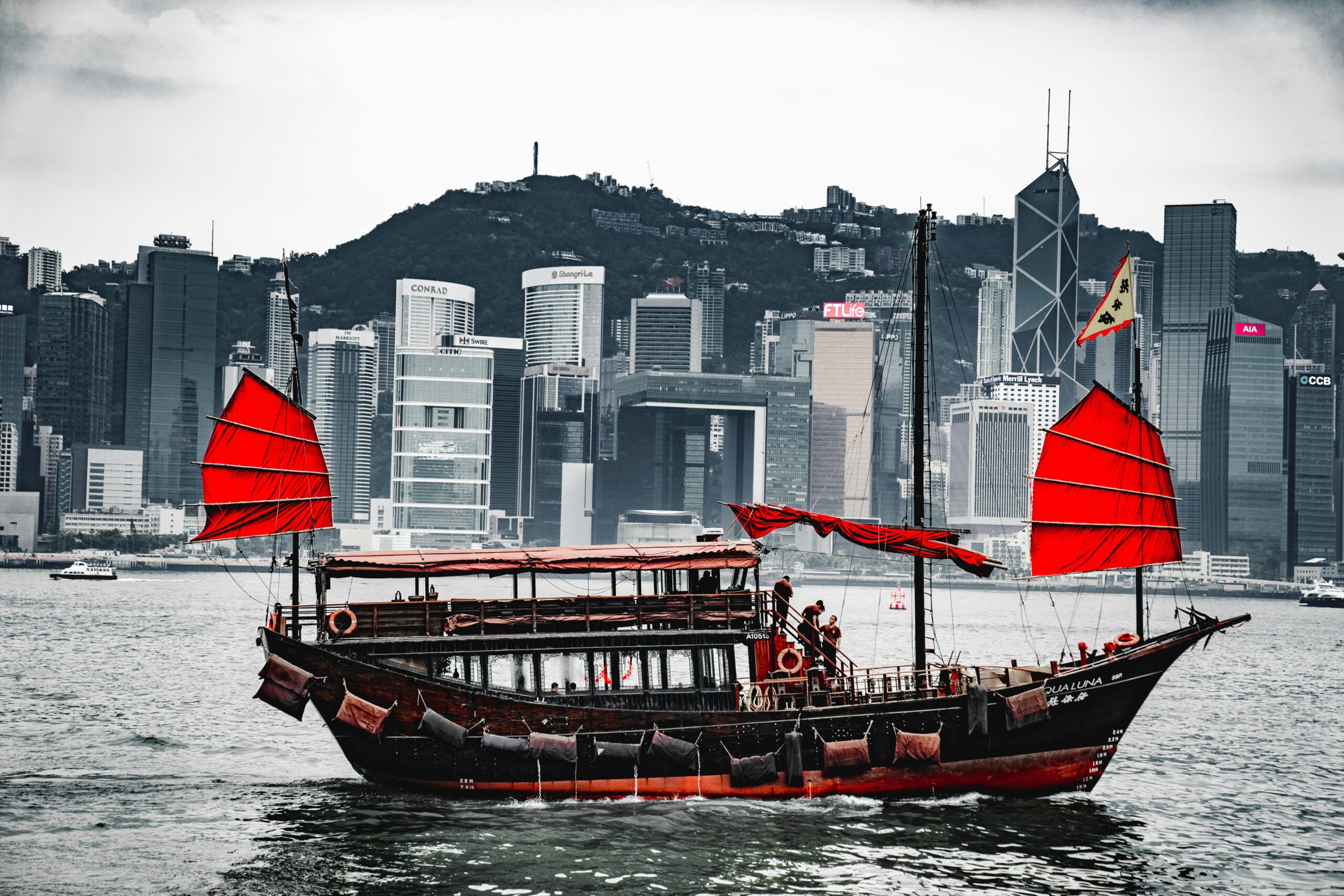 Hang Seng Index (HSI) är ett börsvärdeviktat aktiemarknadsindex i Hongkong, justerat för fritt omsättningsvärde. Det spårar och registrerar dagliga förändringar i de största aktienoteringarna på Hongkongbörsen och fungerar som den primära indikatorn på den totala marknadsutvecklingen i Hongkong. Dessa 82 ingående företag representerar cirka 58 % av Hongkongbörsens kapitalisering.