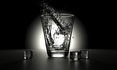 GinsGlobal Tech Megatrend ETF stiger 34 % på grund av ränteutsikter, moln- och digitala vinster Anthony Ginsberg, VD för GinsGlobal Index Fund, pratade nyligen med Steve Darling från Proactive för att diskutera den starka utvecklingen för GinsGlobal Tech Megatrend ETF, som har stigit med 34 % sedan aprils "Befrielsedag". Uppgången har drivits av förväntningar om räntesänkningar, bred global aktiestyrka och robust utveckling inom viktiga teknikområden, inklusive molntjänster, cybersäkerhet och blockkedjemarknaden. "Digital underhållning har varit den mest framstående aktören – upp 26 % – tätt följt av cybersäkerhet och moln", noterade Ginsberg. Medan artificiell intelligens fortsätter att dominera rubrikerna, påpekade han att de globala molnutgifterna för närvarande överstiger AI-investeringarna, med cirka 3,5 biljoner USD som flödar till molninfrastruktur och -tjänster jämfört med 2,5 biljoner USD till AI-relaterade investeringar. ETFen är fortfarande globalt diversifierad, med 55 % av innehaven i amerikanska företag, kompletterat av exponering mot internationella teknikledare. Ginsberg betonade att en återhämtning av undervärderade kinesiska teknikaktier som Alibaba och Baidu också har bidragit till de senaste vinsterna. Dessutom har en svagare amerikansk dollar fungerat som medvind och ökat vinsterna från fondens internationella innehav. Ginsberg följer noga en ökning av fusioner och förvärv, särskilt inom moln-, cybersäkerhets- och digital underhållningssektorerna, i takt med att stora teknikaktörer försöker konsolidera sina positioner och fånga tillväxtmöjligheter. Han betonade också den stödjande politiska bakgrunden och noterade att blockkedjeteknik fortsätter att dra nytta av den regulatoriska dynamiken i Washington, vilket skulle kunna ge ytterligare en tillväxtkatalysator för ETF:s innehav under de kommande månaderna.