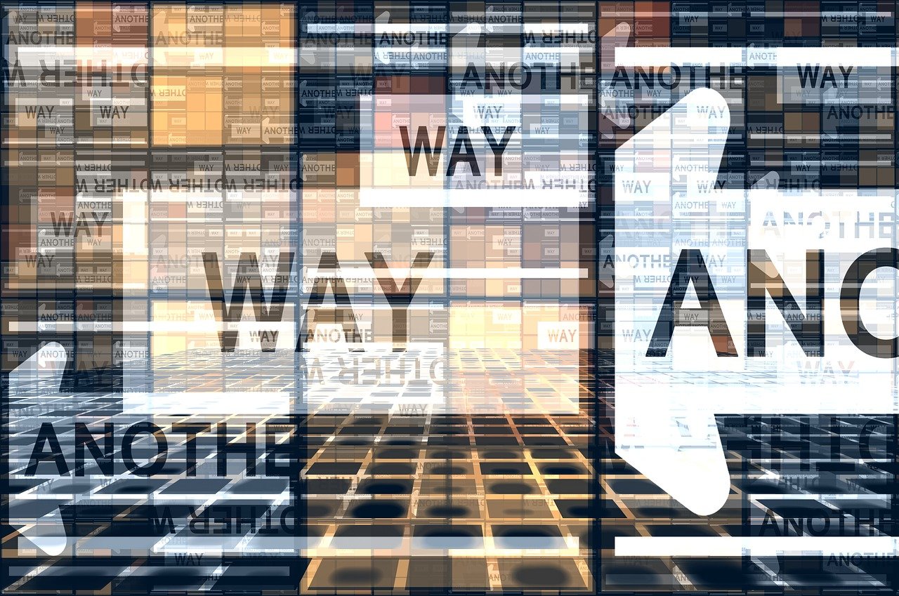 At the money (ATM) är en term som används för att beskriva ett optionskontrakt med ett lösenpris som är identiskt med det underliggande marknadspriset. At the money-optioner har mycket handelsaktivitet eftersom de är så nära att bli lönsamma.