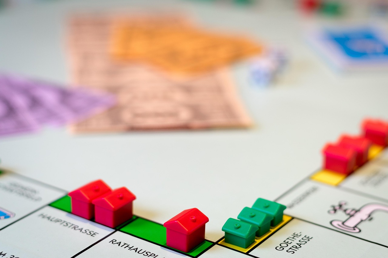 Janus Henderson Tabula Mortgage-Backed Securities UCITS ETF USD Acc (JMBS ETF) med ISIN IE000YMBL844, Delfonden strävar efter att ge en hög totalavkastning från en kombination av inkomst och kapitaltillväxt på lång sikt genom att huvudsakligen investera i en aktivt förvaltad portfölj av bolånerelaterade räntebärande instrument med varierande löptider. Under normala omständigheter kommer delfonden att investera minst 80 % av sina nettotillgångar i en portfölj av bolånerelaterade räntebärande instrument med varierande löptider.