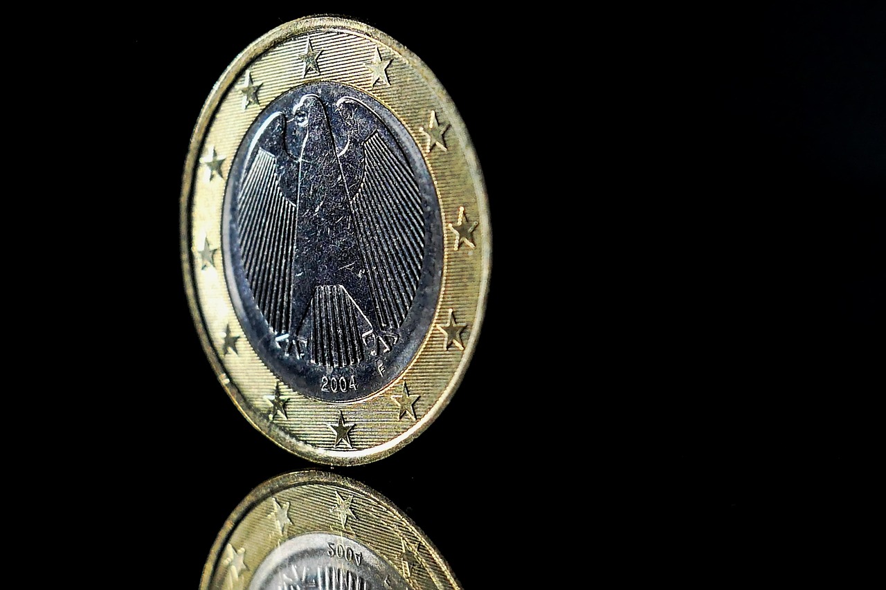 Ossiam MSCI EMU UCITS ETF 1C följer utvecklingen av MSCI EMU-indexet. Detta omfattar för närvarande 219 stora och medelstora företag från tio utvecklade länder i euroområdet. Bland de största aktierna finns Allianz, ASML Holding, LVMH Moët Hennessy, SAP och Siemens.