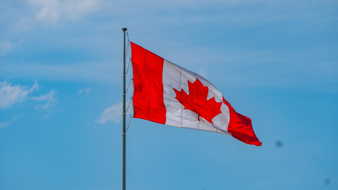 Middlefield Canadian Enhanced Income UCITS ETF förvaltas aktivt och investerar i aktier och aktierelaterade värdepapper i företag baserade i Kanada och USA, inklusive REITs. Urvalet av aktier görs genom en kombination av makroekonomisk och fundamental analys, med syftet att identifiera sektorer med långsiktig tillväxtpotential. Upp till 50 procent av nettotillgångarna kan investeras i de tio största positionerna. REIT-andelen ligger vanligtvis mellan 10 och 30 procent av nettotillgångarna.