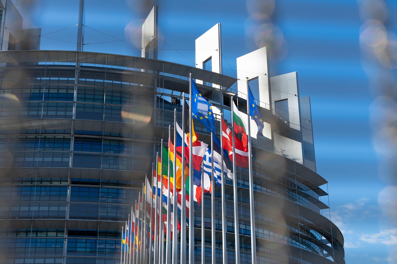 BNP Paribas Easy ESG Enhanced EMU UCITS ETF Acc EDEQ ETF, med ISIN LU3086268227, är en aktivt förvaltad börshandlad fond som investerar i aktier från länder i eurozonen. De aktier som ingår filtreras enligt ESG-kriterier (miljömässiga, sociala och bolagsstyrningsaspekter).