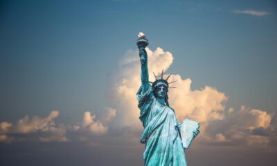iShares US Large Cap Deep Buffer UCITS ETF förvaltas aktivt och följer prisutvecklingen för stora amerikanska företag. Målet är att bibehålla indexets positiva utveckling tills det når den övre gränsen. Samtidigt erbjuder fonden en buffert mot negativa prisutvecklingar för indexet mellan -5 procent och -20 procent, förutsatt att aktierna innehas under hela löptiden för en 3-månaders utfallsperiod.