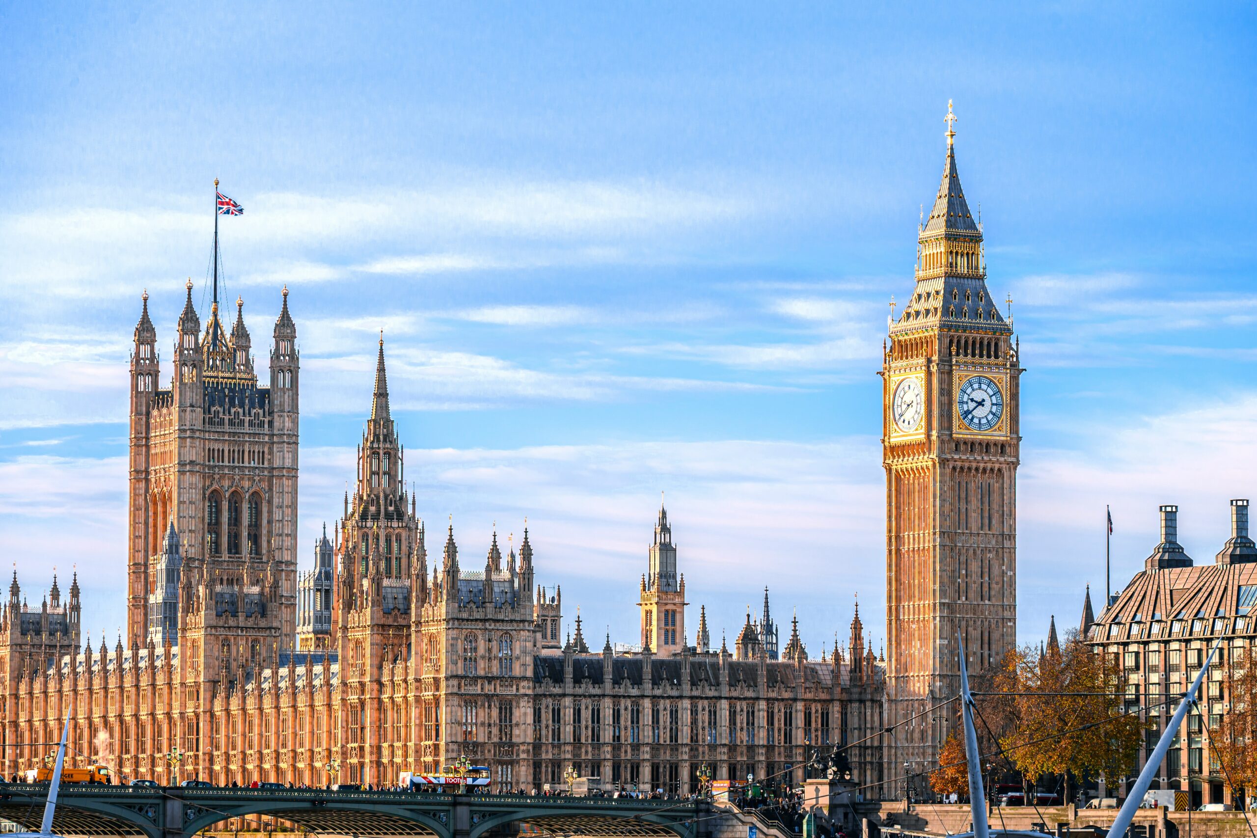 Amundi Core UK Government Bond UCITS ETF Dist (GILS ETF) med ISIN LU1407892592, syftar till att följa FTSE Actuaries UK Conventional Gilts All Stocks-indexet. FTSE Actuaries UK Conventional Gilts All Stocks-indexet följer brittiska statsobligationer denominerade i pund sterling (konventionella gilts) som är noterade på Londonbörsen, med undantag för indexlänkade obligationer.