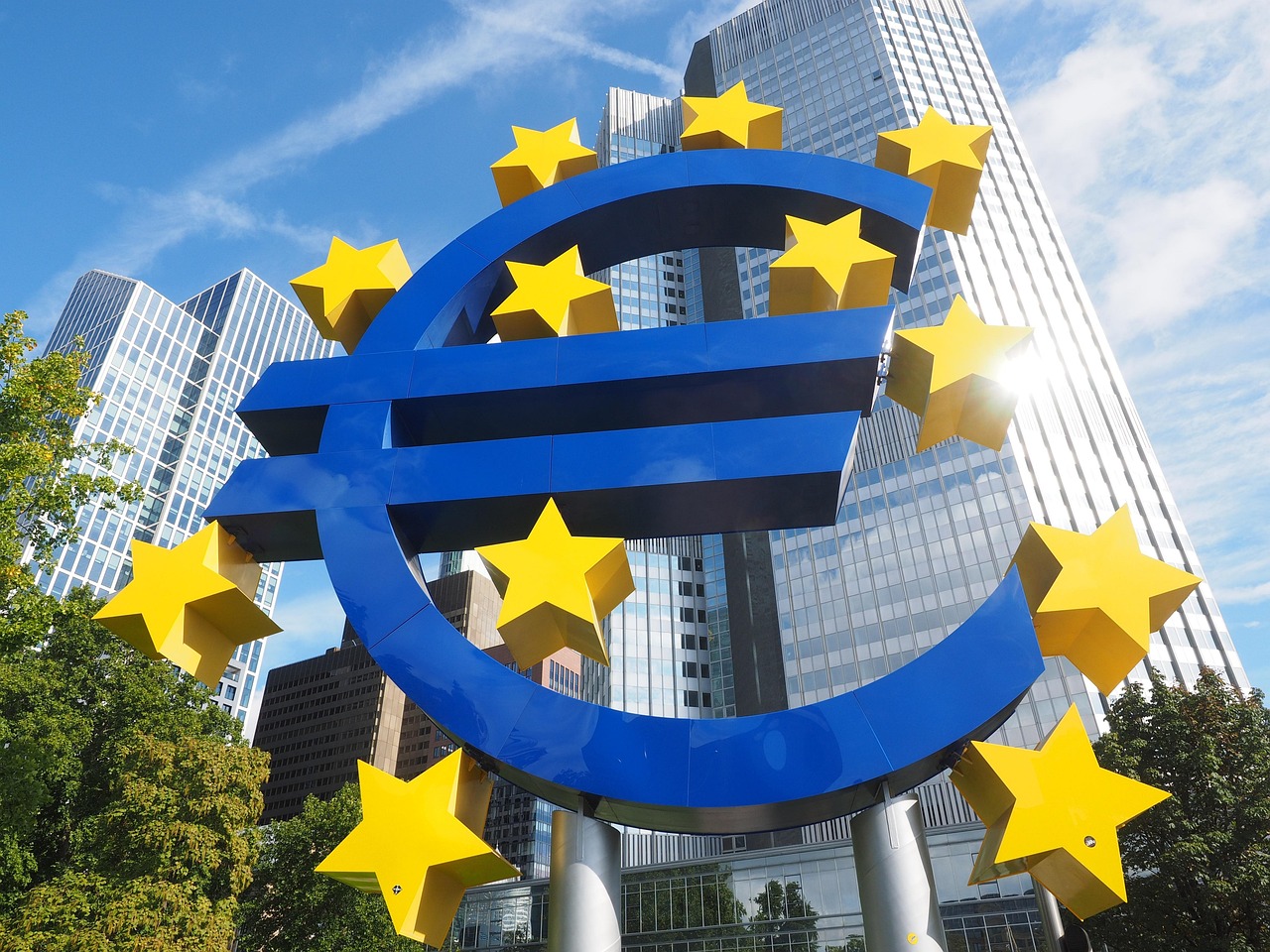 Xtrackers II Eurozone Government Bond 5-7 ESG Tilted UCITS ETF 1C (XEZ5 ETF) med ISIN LU3119430224, förvaltas aktivt och strävar efter att uppnå långsiktig avkastning genom att aktivt investera huvudsakligen i räntebärande värdepapper denominerade i euro med investment grade-betyg och utfärdade av stater och statligt relaterade emittenter inom Europeiska monetära unionen