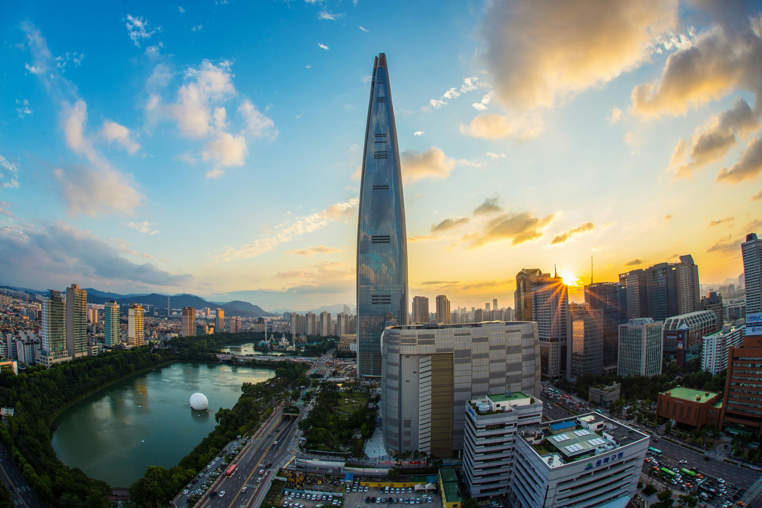 Amundi Core MSCI World Swap UCITS ETF EUR Acc (AHYX ETF) med ISIN LU3206582846, syftar till att replikera den totala avkastningen, före avgifter och kostnader, för MSCI WORLD Indexets resultat ("indexet") och att minimera spårningsfelet mellan delfondens substansvärde och indexets resultat.