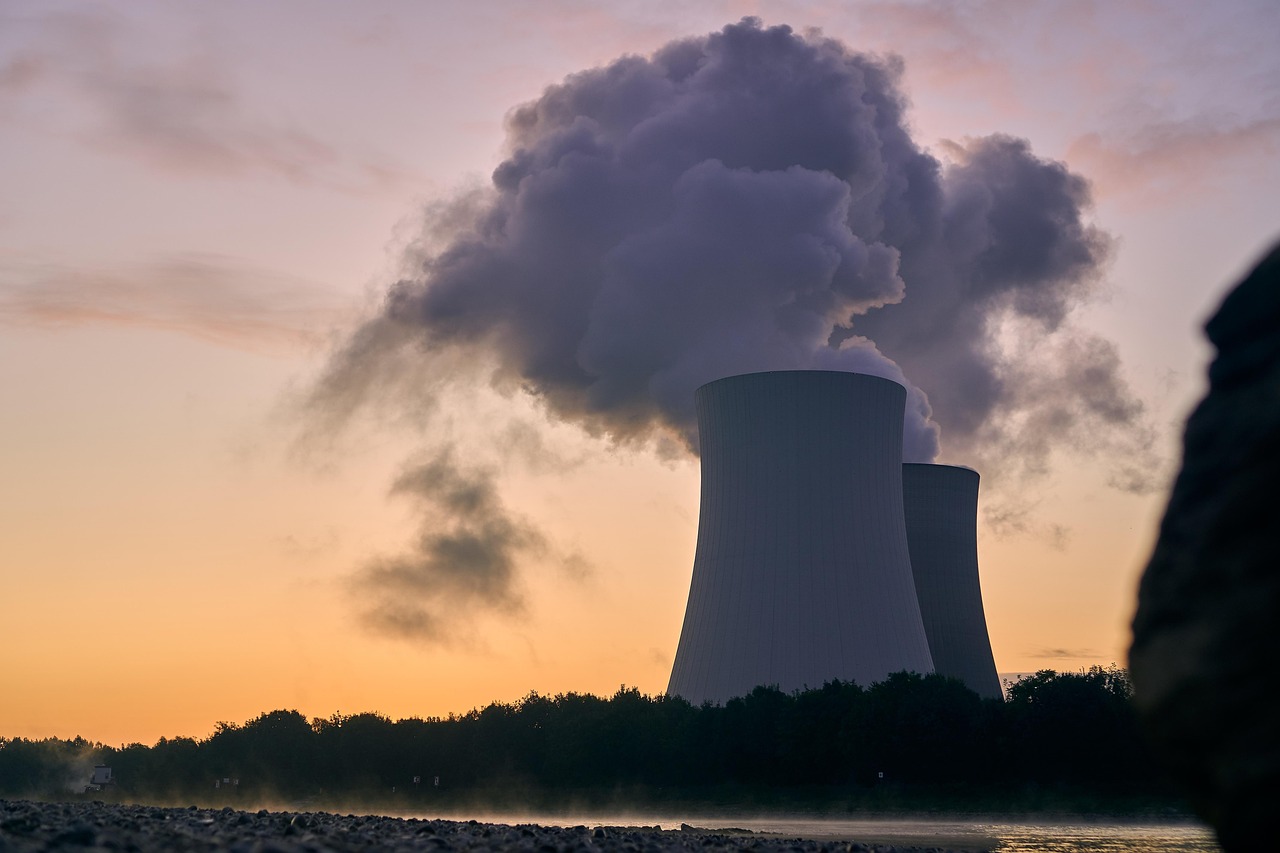 UBS Nuclear Economies UCITS ETF USD acc (BCFW ETF) med ISIN IE0009TPHUV6, strävar efter att följa resultatet för Solactive Global Uranium & Nuclear Economies Index (Net Total Return) (eller något annat index som styrelsen från tid till annan beslutar att i stort sett följa samma marknad som Solactive Global Uranium & Nuclear Economies Index (Net Total Return) och som styrelsen anser vara ett lämpligt index för fonden att följa), i enlighet med prospektet (”indexet”) så nära som möjligt, samtidigt som man strävar efter att minimera skillnaden i resultat mellan fonden och indexet. Fonden strävar efter att uppnå detta mål genom att följa indexet. Fondens avkastning beror huvudsakligen på resultatet för det index som följs.