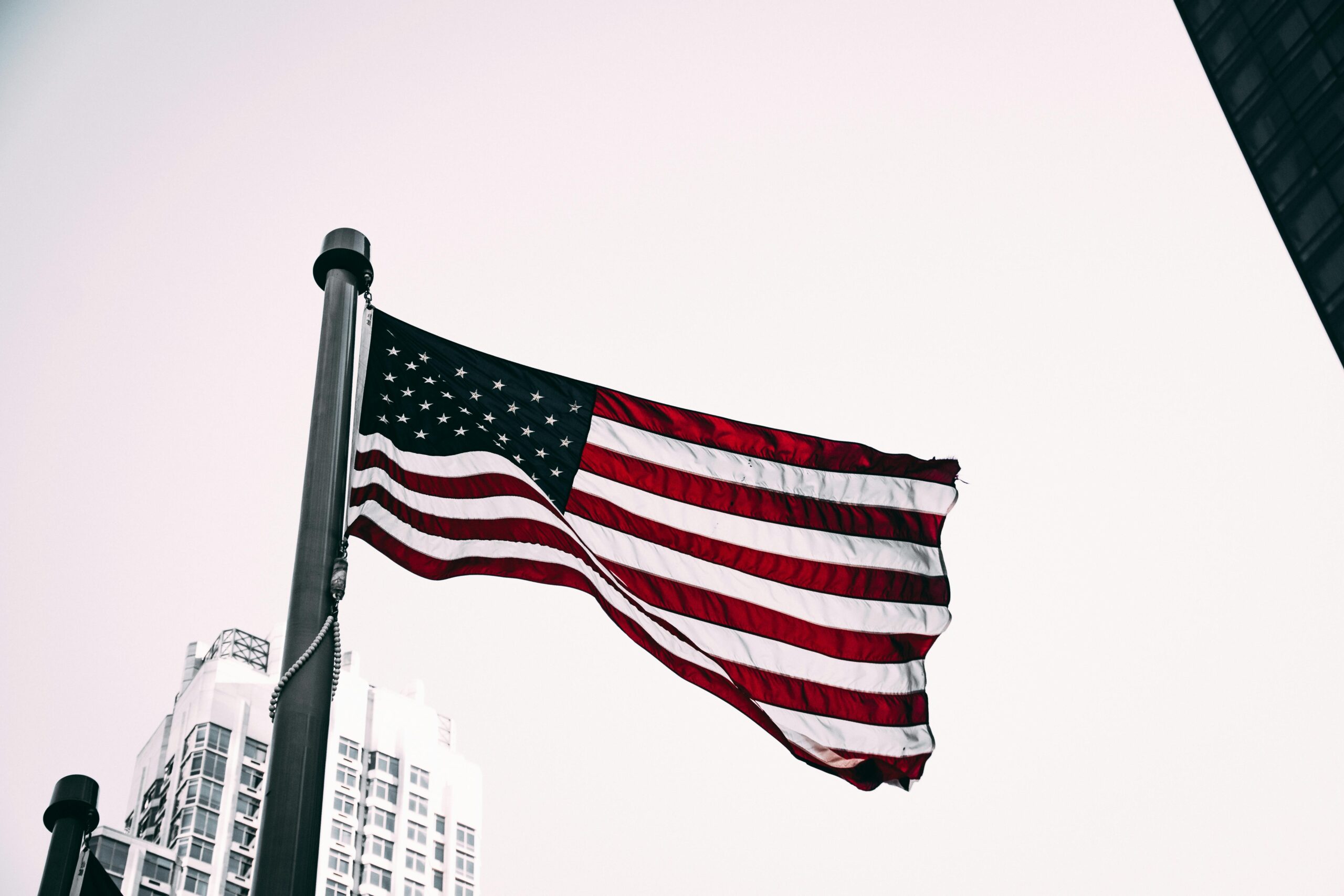 iShares US Large Cap Max Buffer Dec UCITS ETF (MAXD ETF) med ISIN IE000Y1595P8, strävar efter att återspegla avkastningen på amerikanska large cap-aktier representerade av S&P 500-indexet upp till ett ungefärligt tak för positiv utveckling av indexet, samtidigt som den strävar efter att ge ett visst skydd mot negativ utveckling av indexet när aktier innehas från början till slutet av en angiven ettårig utfallsperiod.