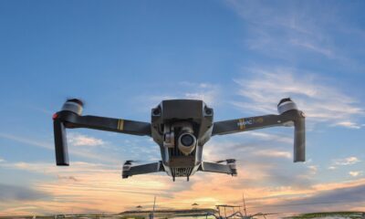 HANetf Drone UCITS ETF Acc (DRNZ ETF) med ISIN IE0003XW12I8, syftar till att följa VettaFi Drones UCITS-indexet. VettaFi Drone UCITS-indexet ger tillgång till aktier från utvecklade och tillväxtmarknader världen över som är engagerade i utveckling, tillverkning eller kärnteknik för obemannade flygfarkoster (UAV). Indexmetoden använder specialiserad intäktsrenhetsscreening för att rikta in sig på renodlade drönarföretag med minst 50 % intäktsexponering. Dessutom inkluderar den diversifierade företag som antingen får minst 20 % av sina intäkter från sektorn eller upprätthåller dedikerade UAV-affärsenheter.