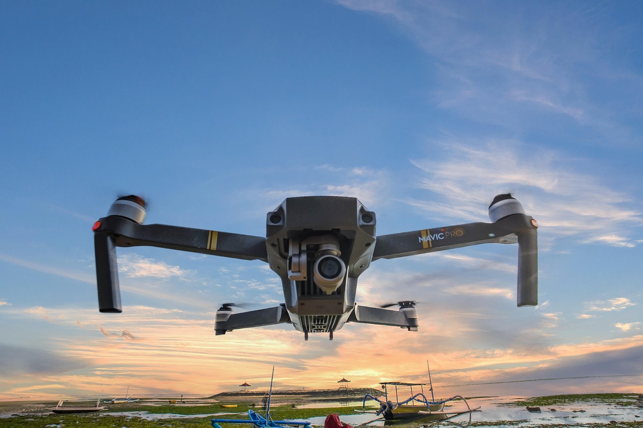 HANetf Drone UCITS ETF Acc (DRNZ ETF) med ISIN IE0003XW12I8, syftar till att följa VettaFi Drones UCITS-indexet. VettaFi Drone UCITS-indexet ger tillgång till aktier från utvecklade och tillväxtmarknader världen över som är engagerade i utveckling, tillverkning eller kärnteknik för obemannade flygfarkoster (UAV). Indexmetoden använder specialiserad intäktsrenhetsscreening för att rikta in sig på renodlade drönarföretag med minst 50 % intäktsexponering. Dessutom inkluderar den diversifierade företag som antingen får minst 20 % av sina intäkter från sektorn eller upprätthåller dedikerade UAV-affärsenheter.