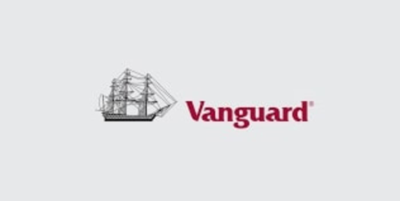 Vanguards VOO följer S&P 500 och har fyrdubblats i storlek sedan 2022. Den tar ut 0,03 % per år och har hittills absorberat mer än 69 miljarder dollar under 2026. Detta följer två år i rad med mer än 100 miljarder dollar i årliga inflöden.